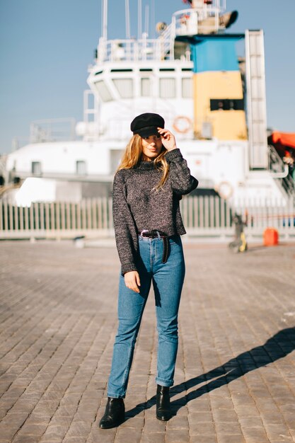 Mujer con estilo enfrente de barco