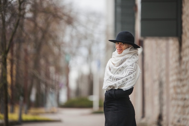 Mujer con estilo en un entorno urbano