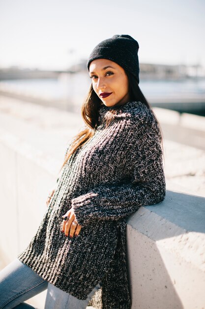 Mujer con estilo en entorno urbano