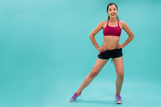 Mujer con estilo estirando antes del entrenamiento