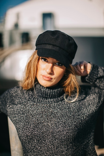 Foto gratuita mujer con estilo y con gorro