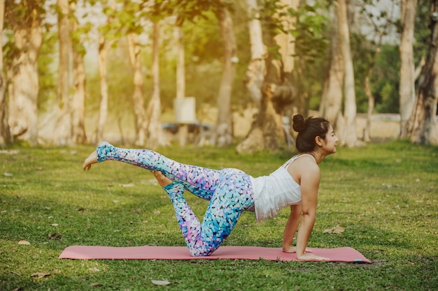 Mujer con estilo haciendo yoga