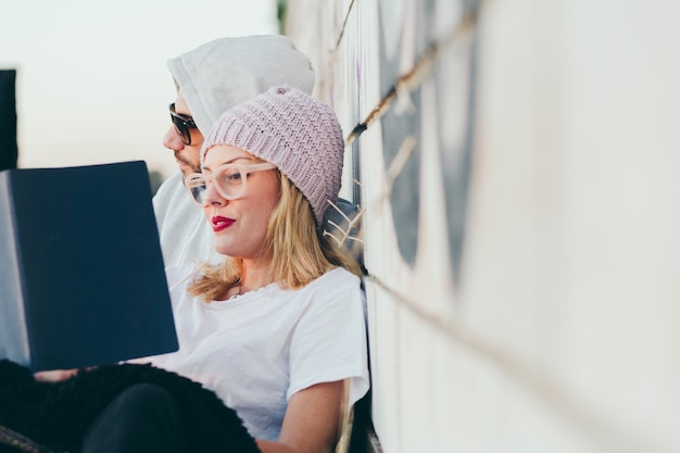 Foto gratuita mujer con estilo con el libro de lectura del hombre