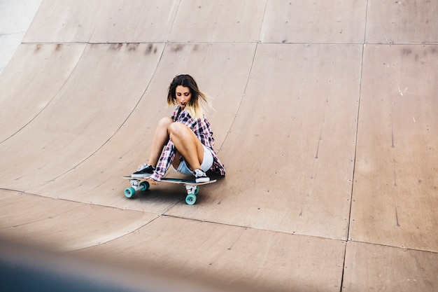 Mujer con estilo patinando y posando