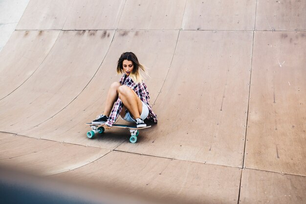 Mujer con estilo patinando y posando