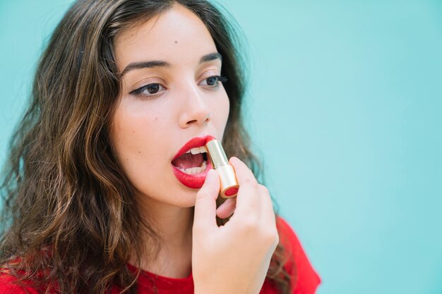 Mujer con estilo y pintalabios rojo