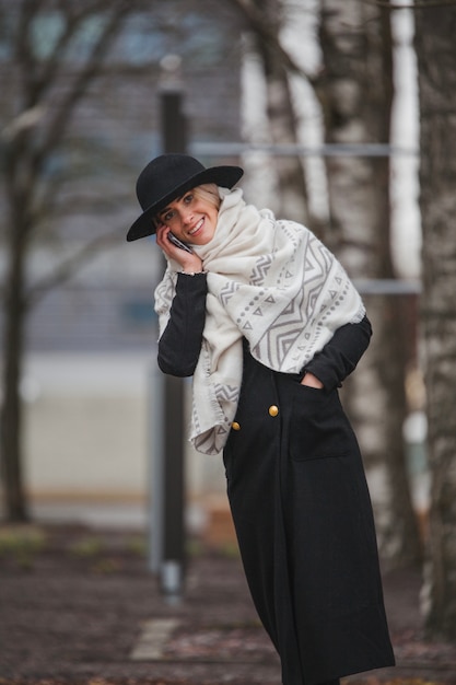 Foto gratuita mujer con estilo con smartphone en el parque