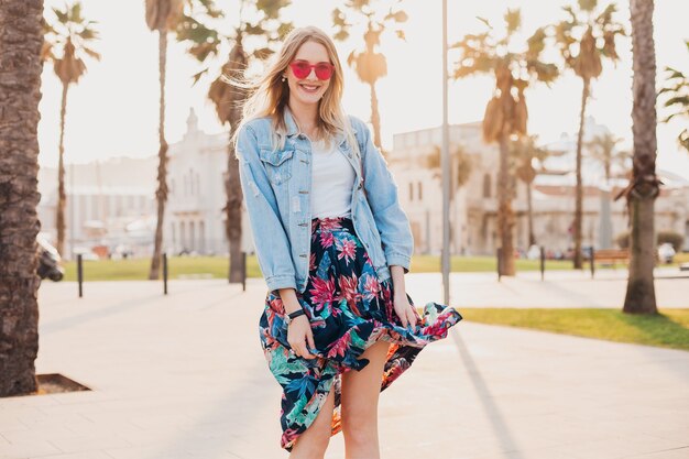 Mujer en estilo de verano caminando en la calle