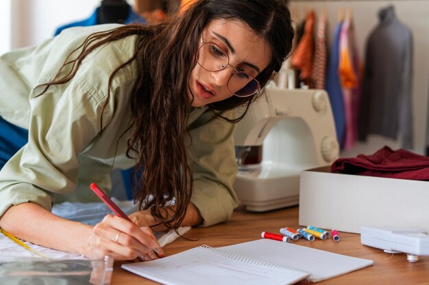 Foto gratuita mujer de estilo de vida trabajando en la tienda de reventa