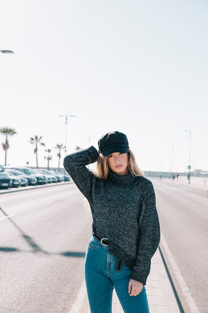 Mujer con estilo en zona de puerto