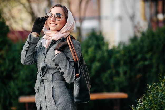 Mujer estilosa disfrutando al aire libre