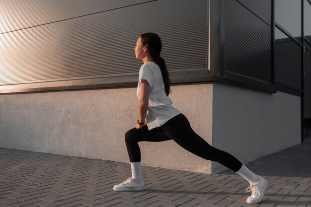 Mujer estirando antes de hacer ejercicio al aire libre