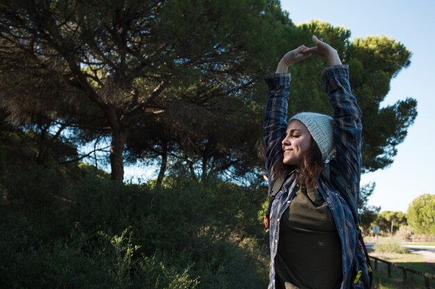 Mujer estirando los brazos en la naturaleza