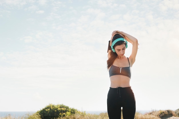 Foto gratuita mujer estirando brazos en playa