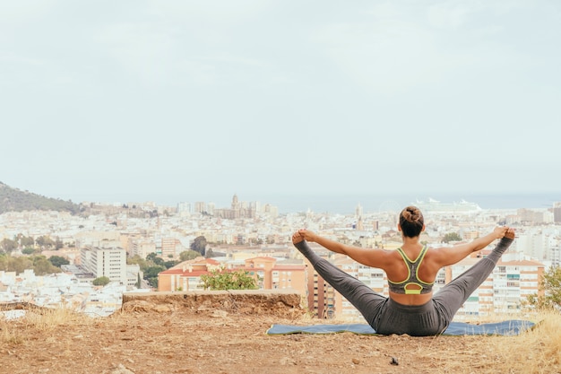 Mujer estirando piernas y espacio para copiar