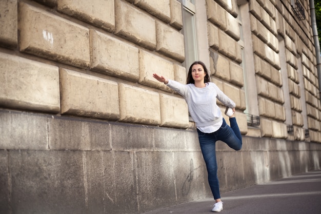 Mujer estirando su cuadriceps