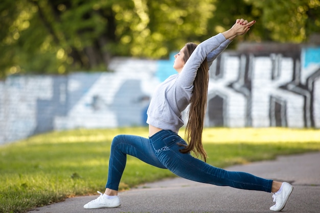 Mujer estirando su espalda