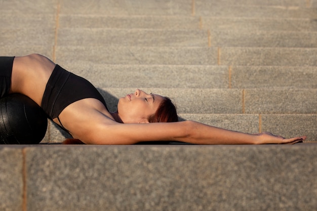 Mujer estirándose y preparándose para hacer ejercicio al aire libre