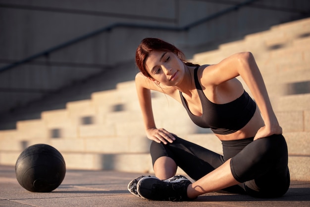 Mujer estirándose y preparándose para hacer ejercicio al aire libre