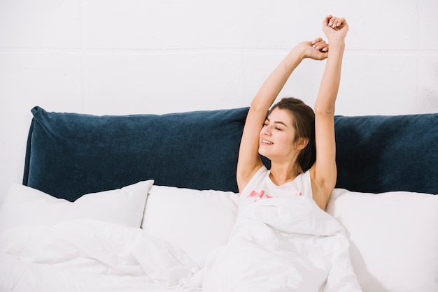 Mujer, estirar los brazos, en cama