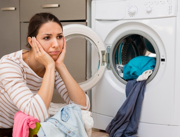 Mujer estresada lavando tiro medio