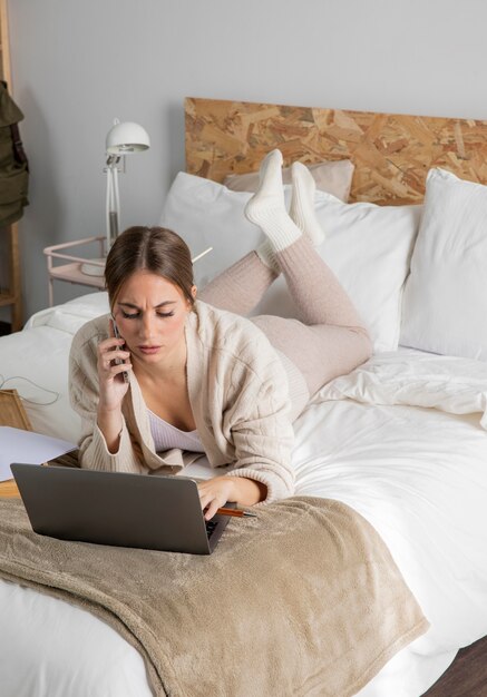 Mujer estresada tiro completo hablando por teléfono