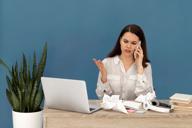 Mujer estresada trabajando en equipo portátil