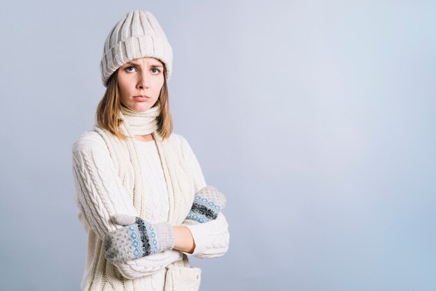 Mujer estricta en ropa blanca