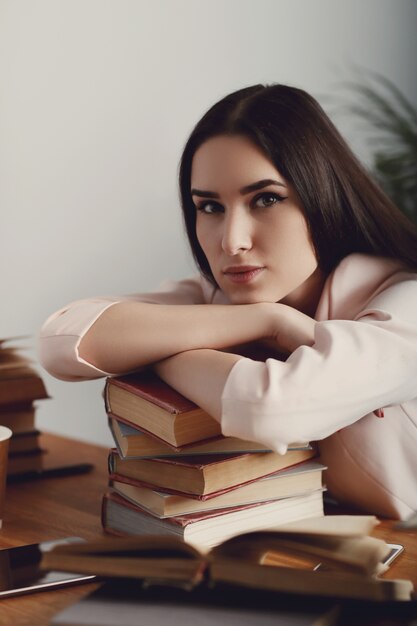 Mujer estudiando en la biblioteca