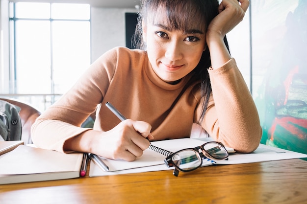 Foto gratuita mujer estudiando en la mesa