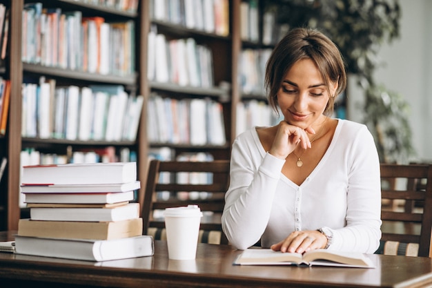 Mujer estudiante estudiando en la biblioteca