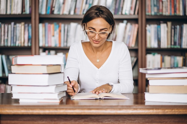 Mujer estudiante estudiando en la biblioteca