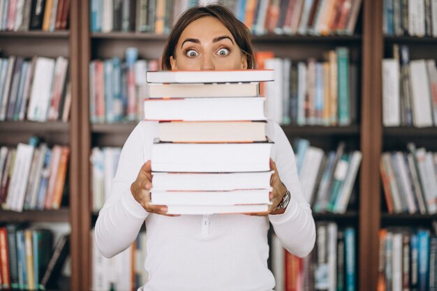 Mujer estudiante estudiando en la biblioteca