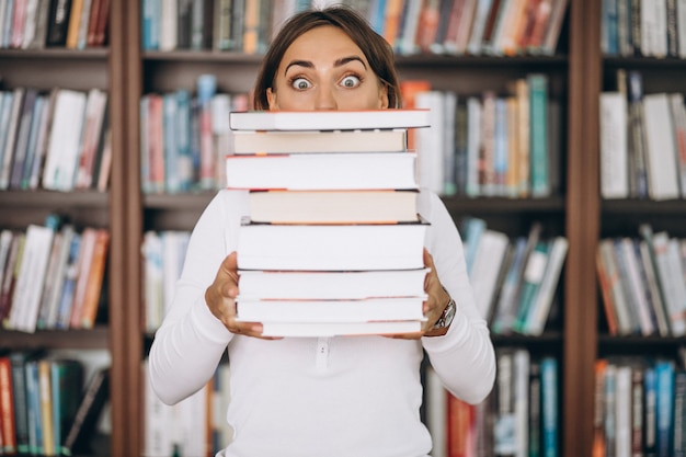 Mujer estudiante estudiando en la biblioteca