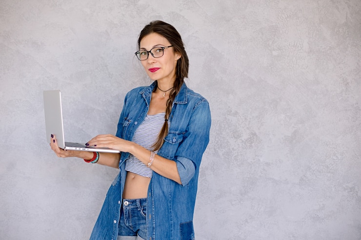 Foto gratuito mujer estudiante interesante escribiendo en una computadora portátil