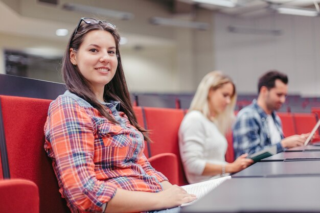 Mujer estudiante mirando la cámara en conferencia