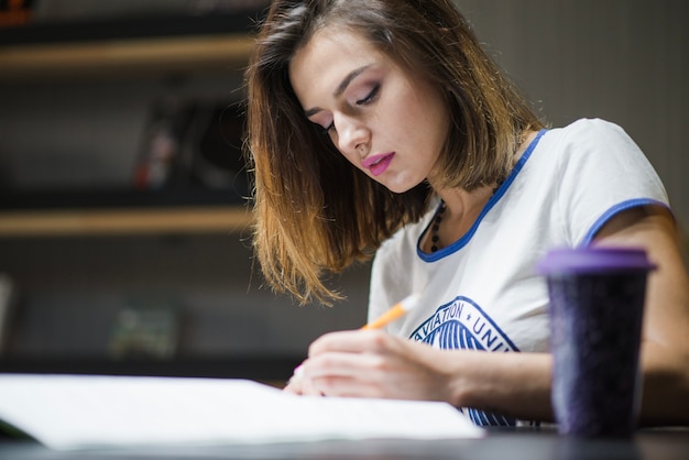 Foto gratuita mujer, estudiar, noche