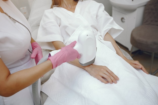 Mujer en estudio de cosmetología en depilación láser