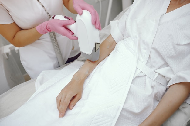 Mujer en estudio de cosmetología en depilación láser