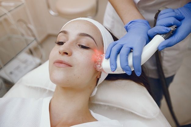 Foto gratuita mujer en estudio de cosmetología en depilación láser