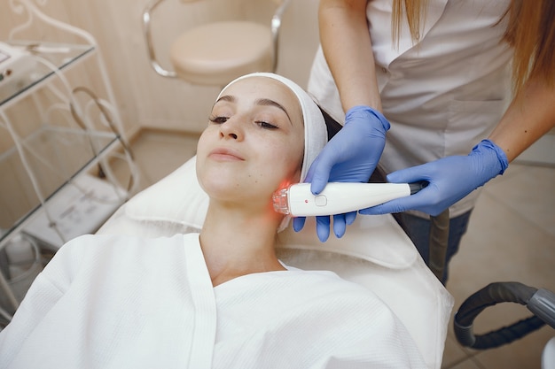 Foto gratuita mujer en estudio de cosmetología en depilación láser