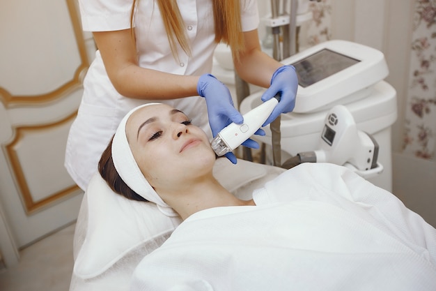 Mujer en estudio de cosmetología en depilación láser