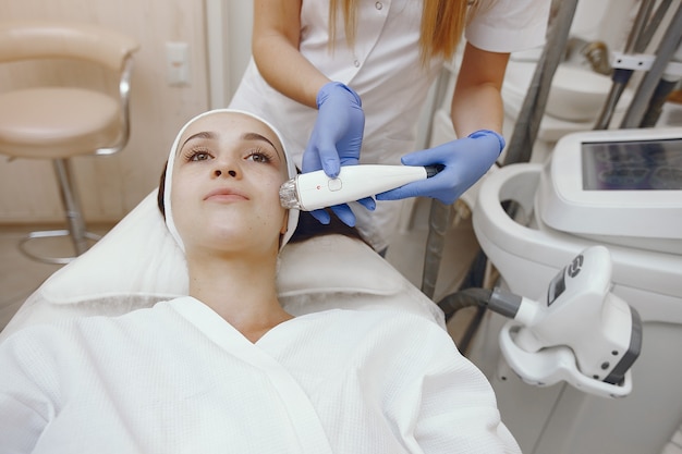 Mujer en estudio de cosmetología en depilación láser