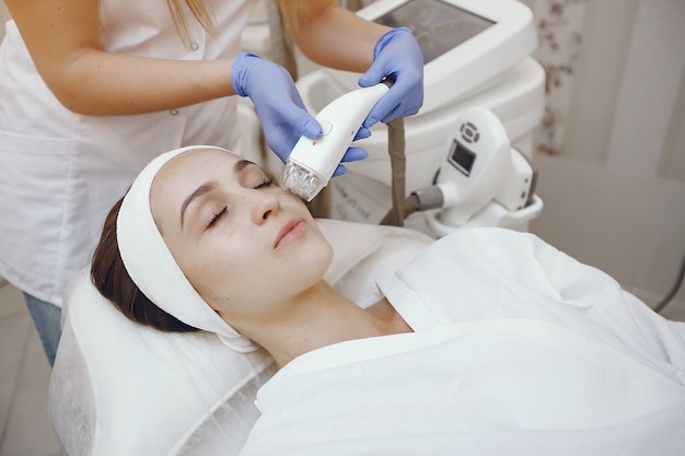 Mujer en estudio de cosmetología en depilación láser