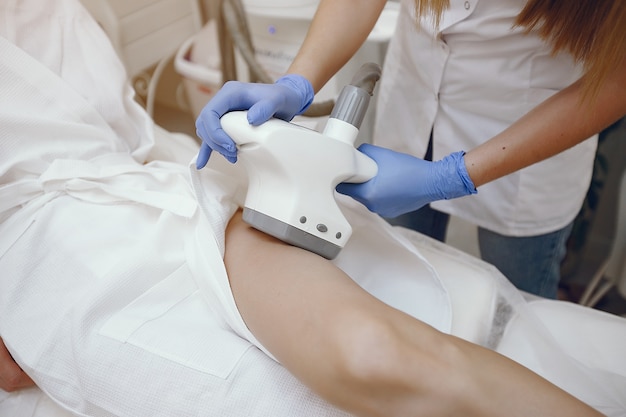 Mujer en estudio de cosmetología en depilación láser