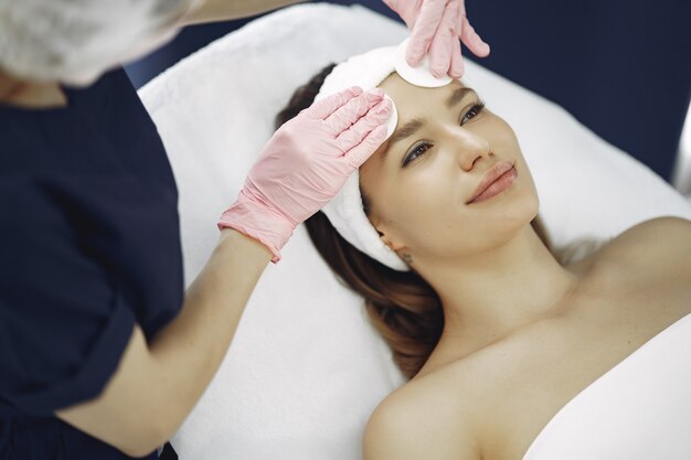 Mujer en estudio de cosmetología en procedimientos