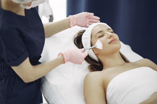 Mujer en estudio de cosmetología en procedimientos