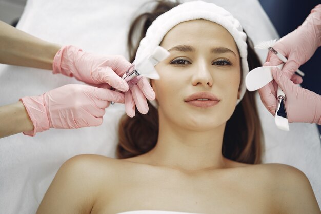 Mujer en estudio de cosmetología en procedimientos