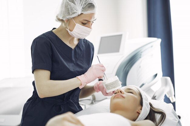 Mujer en estudio de cosmetología en procedimientos