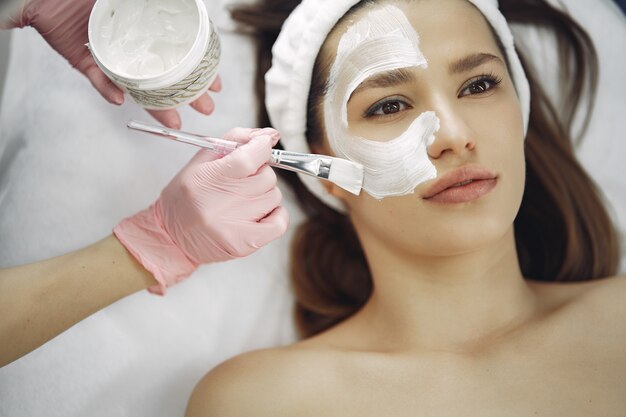 Mujer en estudio de cosmetología en procedimientos